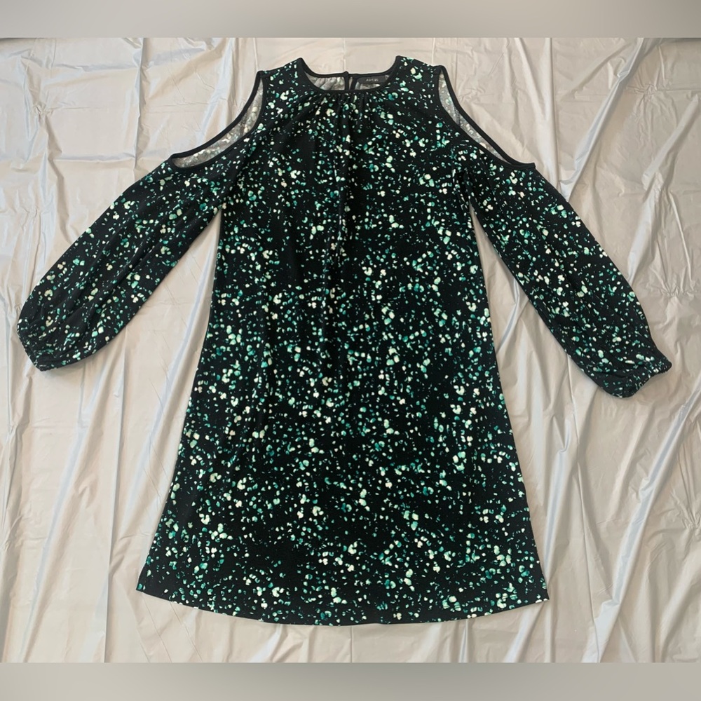 Apt 9 women’s cold shoulder shift dress in black/green